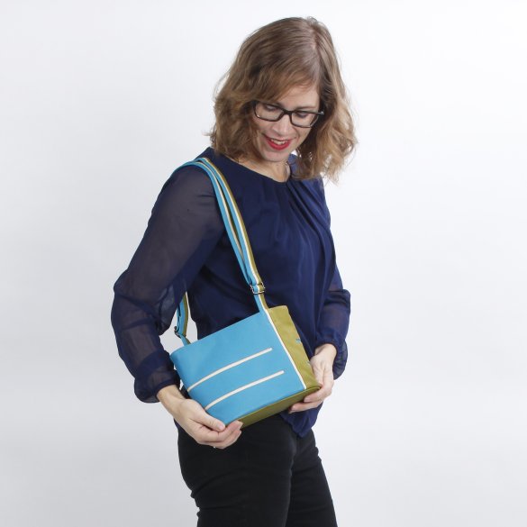 luxe leren designtas met turquoise en olijfgroen leer met lichtgekleurde voering met praktische indeling ontwerp van Krista van Dijk - Kristas Helsinki small l.olijfgroen-turquoise-creme.jpg luxe leren designtas met turquoise en olijfgroen leer met lichtgekleurde voering met praktische indeling ontwerp van Krista van Dijk - Kristas Helsinki small l.olijfgroen-turquoise-creme.jpg