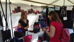 Kristas leren tassen op de kunstmarkt in spaarndam.jpg