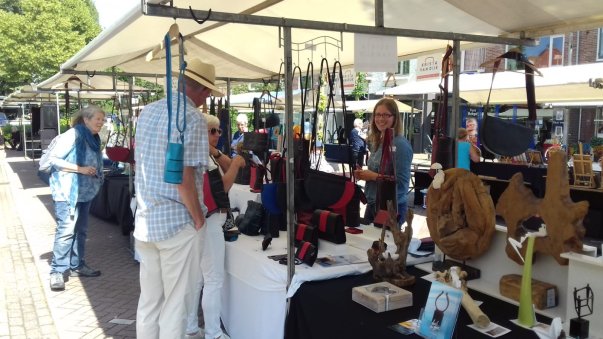 Leren tassen van Krista op de kunstmarkt de bilt.jpg