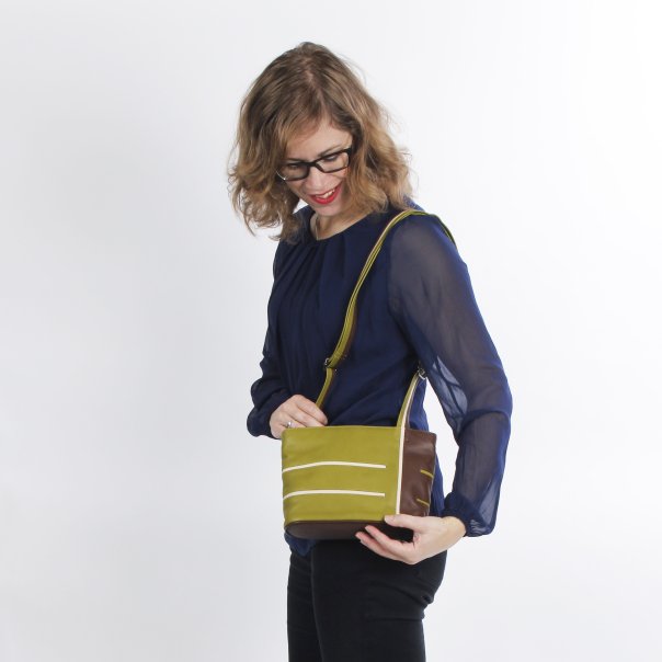 bruin leren tas met olijfgroen met verstelbare schouderband en rits - praktisch in gebruik van ontwerpster Krista van Dijk - model Helsinki small.jpg bruin leren tas met olijfgroen met verstelbare schouderband en rits - praktisch in gebruik van ontwerpster Krista van Dijk - model Helsinki small.jpg