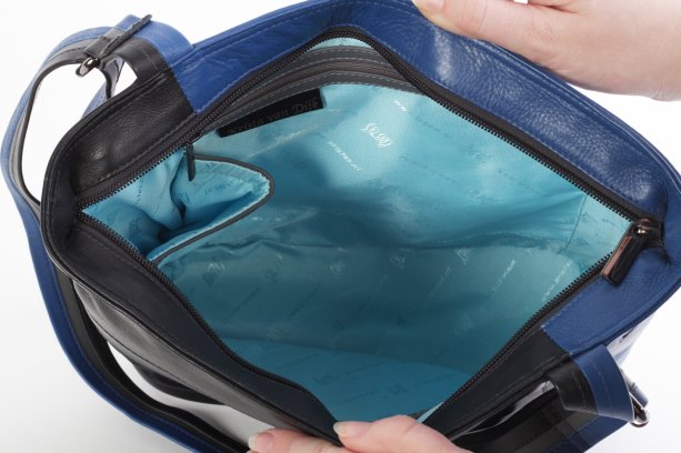 Kristas luxe leren damestas donkergrijs blauw met turquoise voering met twee ritsvakken mobiel vak en twee ondiepe insteek vakken model Helsinki square design van Krista van Dijk.jpg Kristas luxe leren damestas donkergrijs blauw met turquoise voering met twee ritsvakken mobiel vak en twee ondiepe insteek vakken model Helsinki square design van Krista van Dijk.jpg