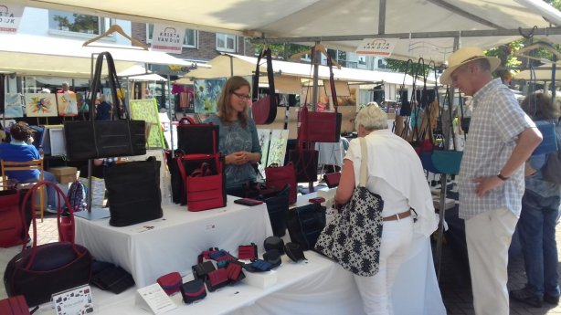 Kristas leren tassen op de kunstmarkt in Heemstede 2018.jpg Kristas leren tassen op de kunstmarkt in Heemstede 2018.jpg