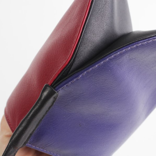 paars rood leren damestasje met zwart en lange schouderband van Krista van Dijk.jpg paars rood leren damestasje met zwart en lange schouderband van Krista van Dijk.jpg