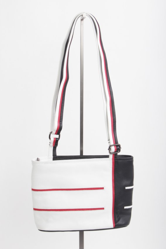 luxe leren tasje met lange vestelbare schouderband zwart wit felrood ontwerp van Krista van Dijk model Helsinki small.jpg luxe leren tasje met lange vestelbare schouderband zwart wit felrood ontwerp van Krista van Dijk model Helsinki small.jpg